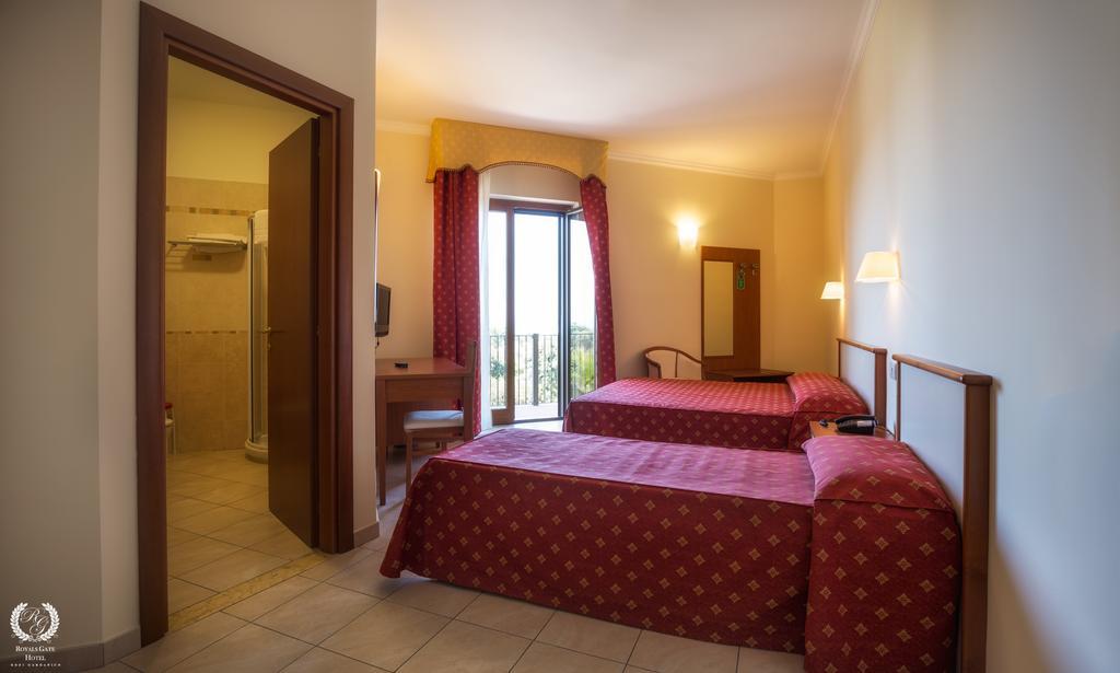 Royals Gate Hotel Rodi Garganico Ngoại thất bức ảnh